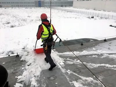 Odsniezanie dachow.placow.chodnikow